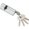 Οι απλοί κύλινδροι ταιριάζουν σε όλες τις χωνευτές κλειδαριές. Οι συσκευασίες τους περιέχουν τρία κλειδιά. Τα κλειδιά τους βγαίνουν με φινίρισμα σε ορείχαλκο ή νίκελ.